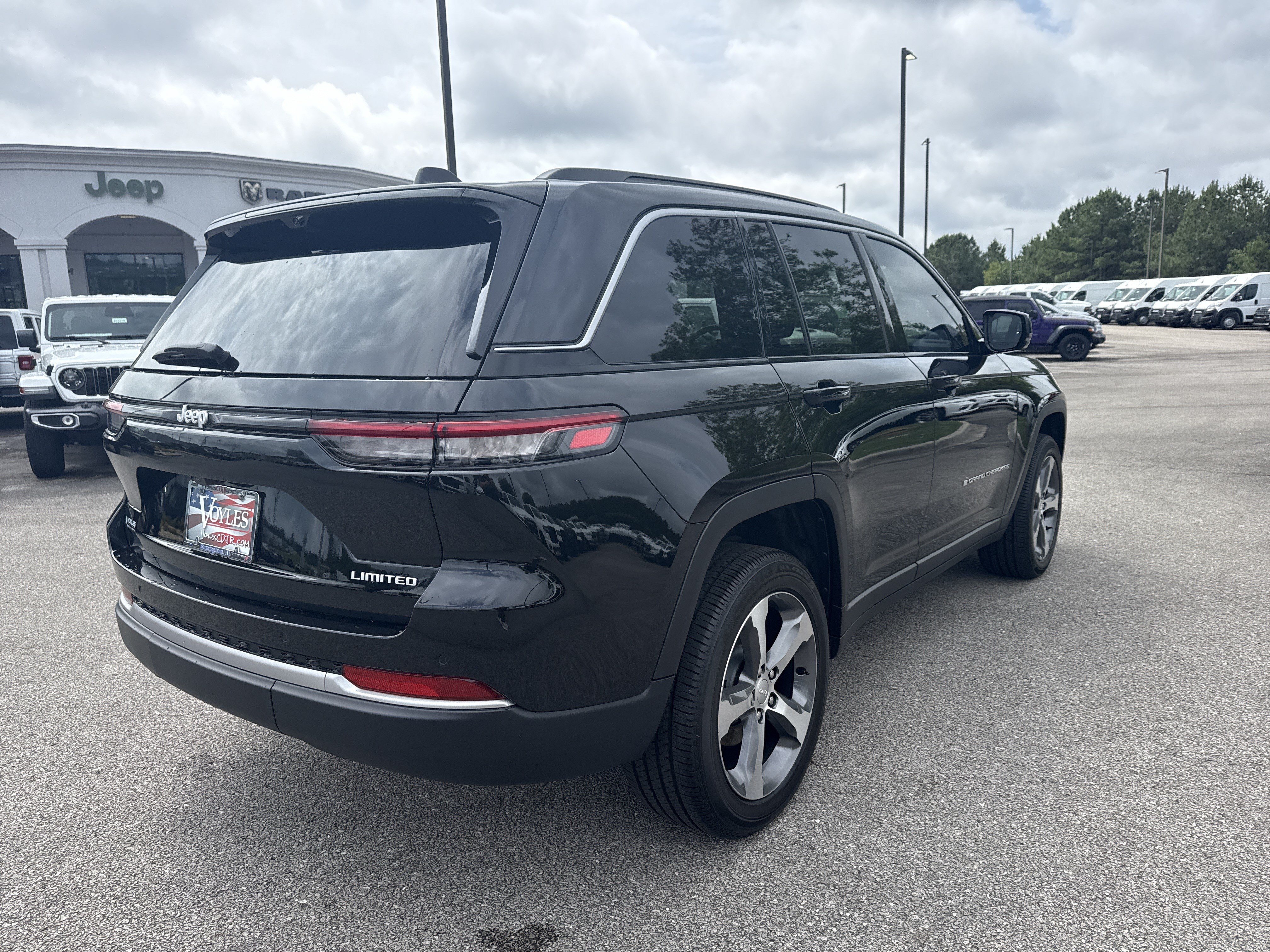 New 2026 Jeep Grand Cherokee Limited w/ Luxury Tech Group II RWD image 7