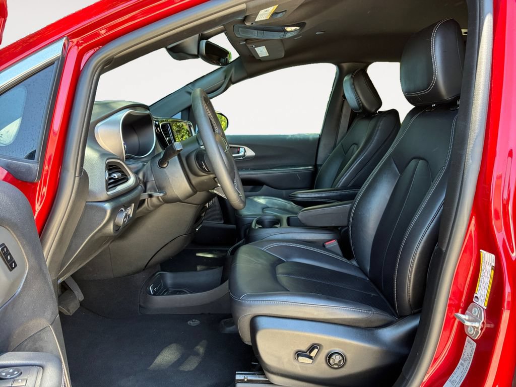 Used 2025 Chrysler Pacifica Select FWD image 9