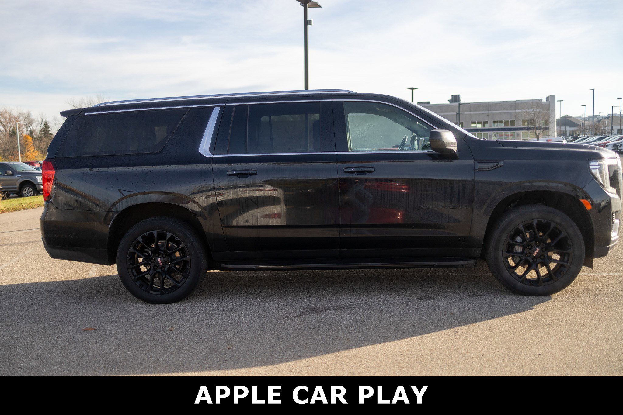 Used 2023 GMC Yukon XL SLE image 2