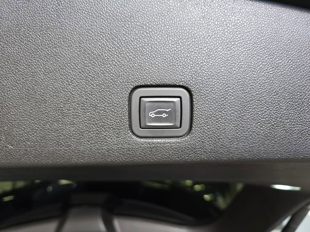 Used 2025 Cadillac XT6 Luxury image 17