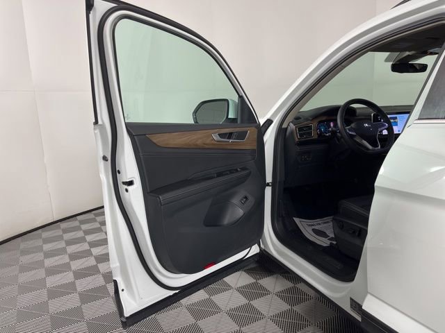 Used 2025 Volkswagen Atlas SE image 16