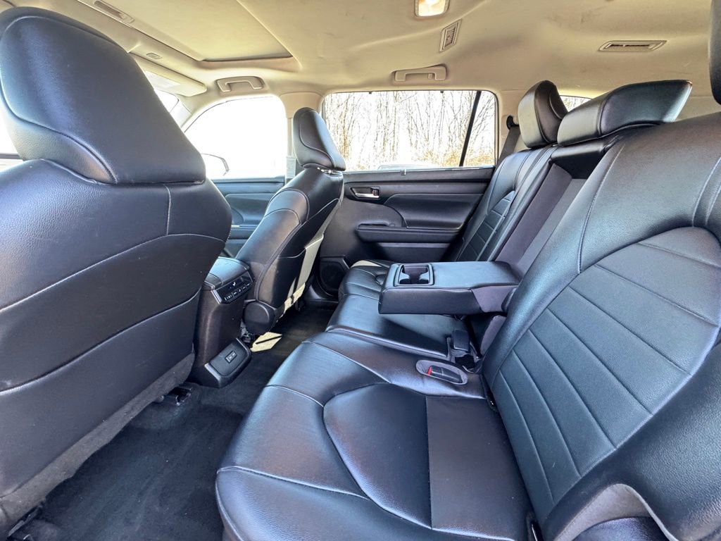 Used 2023 Toyota Highlander XLE AWD/4WD image 23