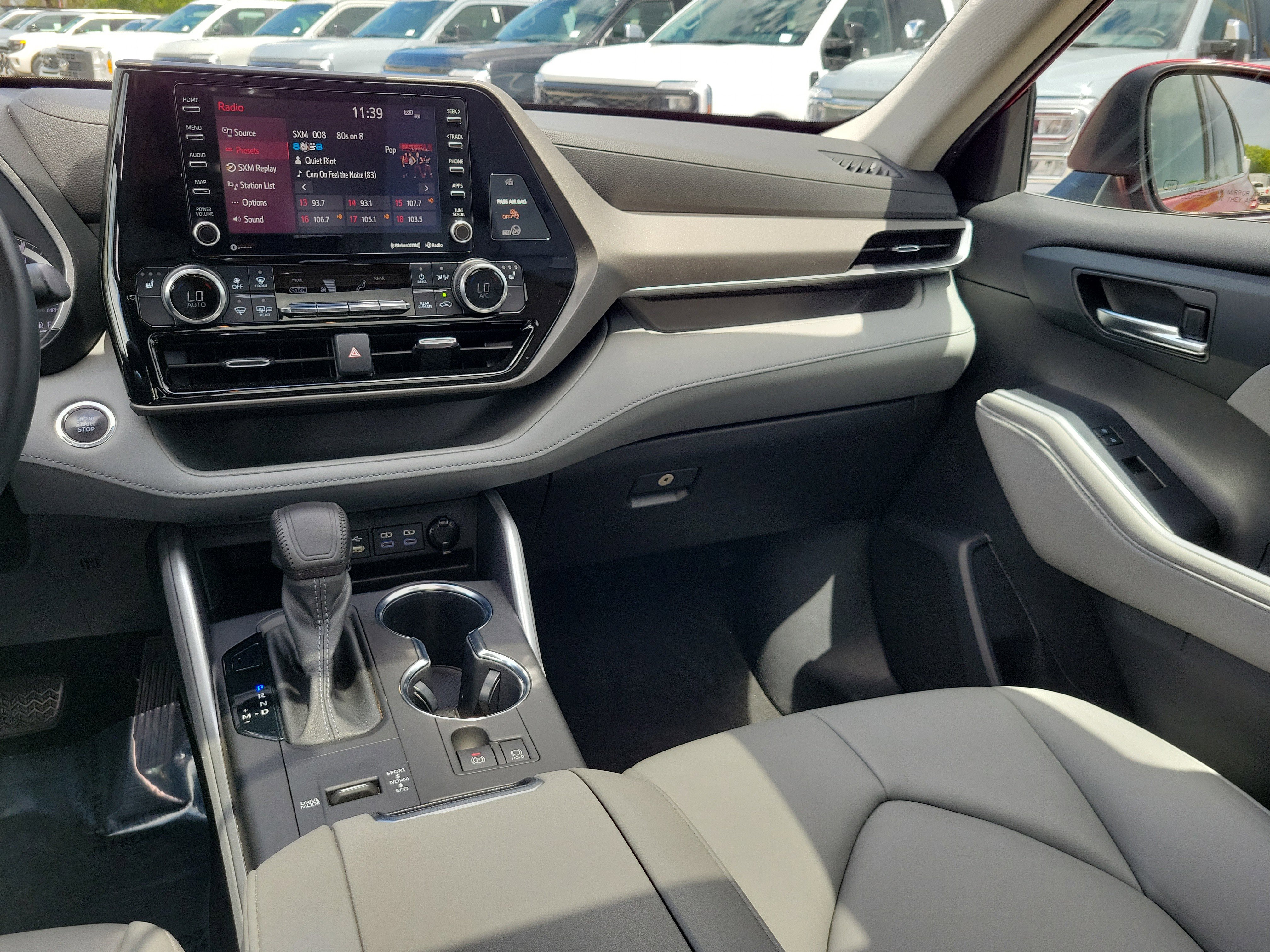 Used 2022 Toyota Highlander XLE FWD image 17