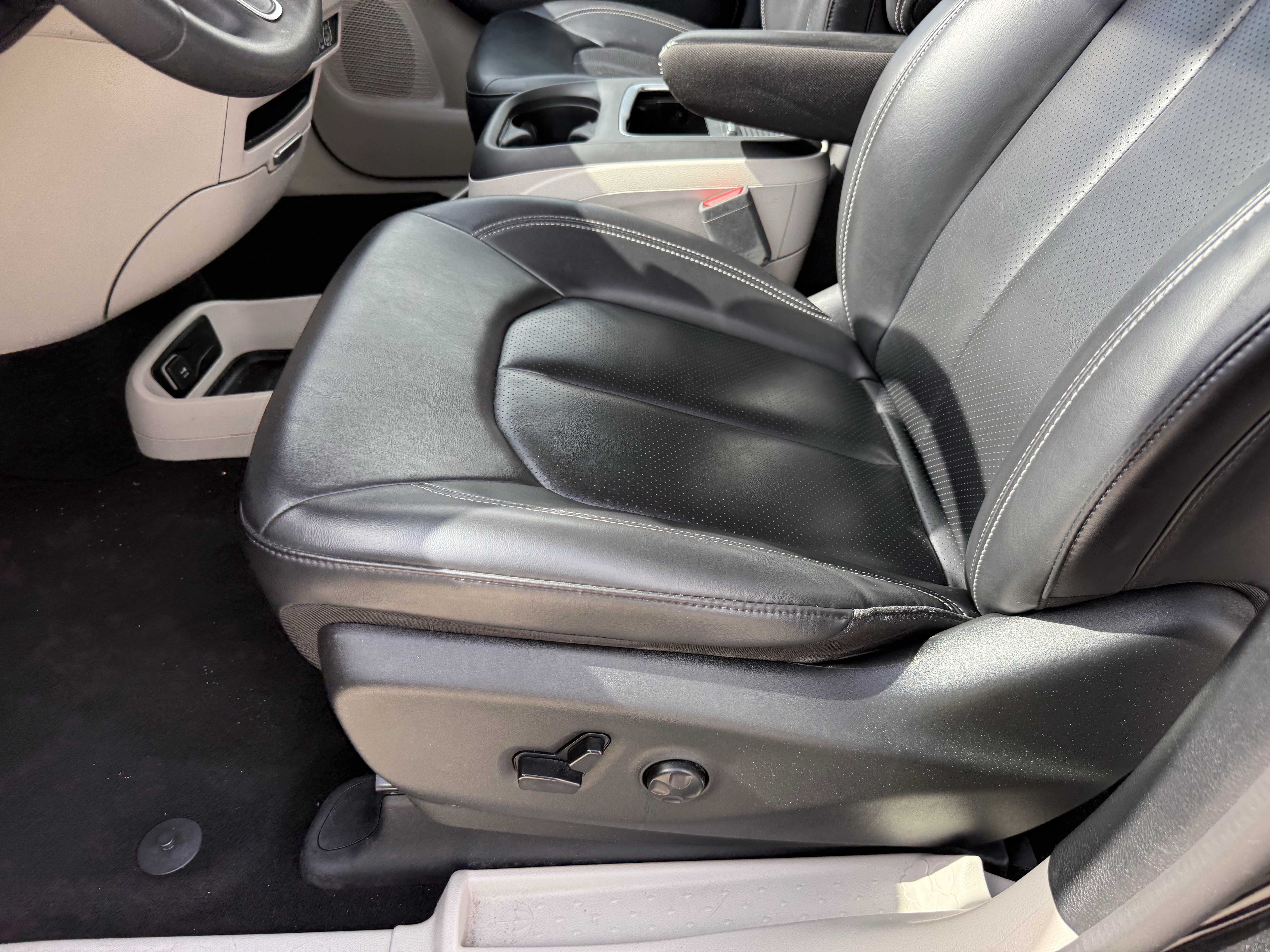 Used 2023 Chrysler Pacifica Touring-L FWD image 28
