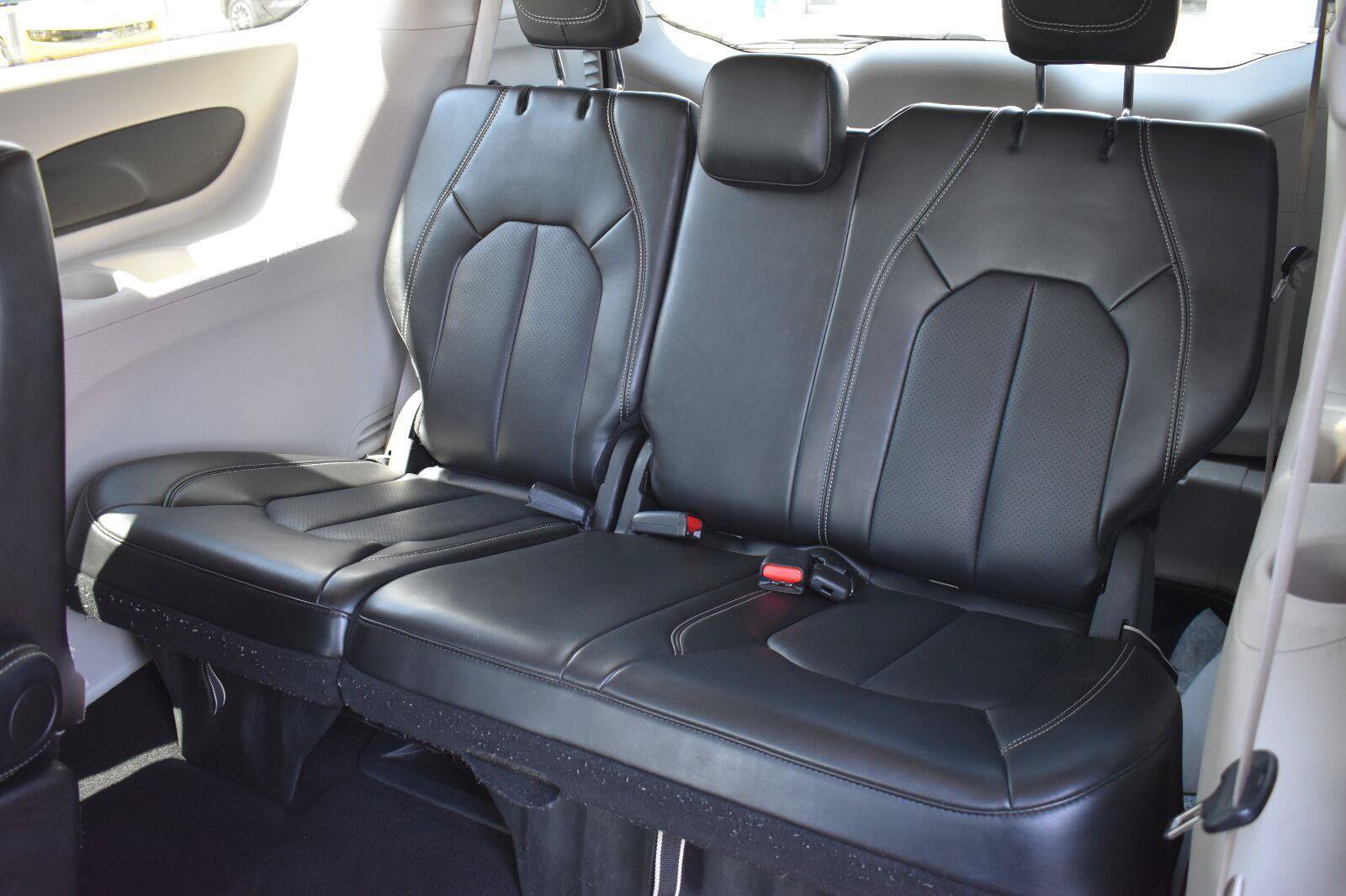 Used 2024 Chrysler Pacifica Touring-L FWD image 18