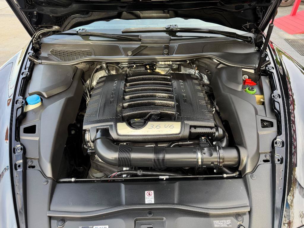 Used 2014 Porsche Cayenne Platinum Edition AWD/4WD image 27