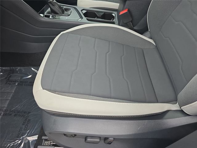 Used 2025 Volkswagen Taos SE image 16