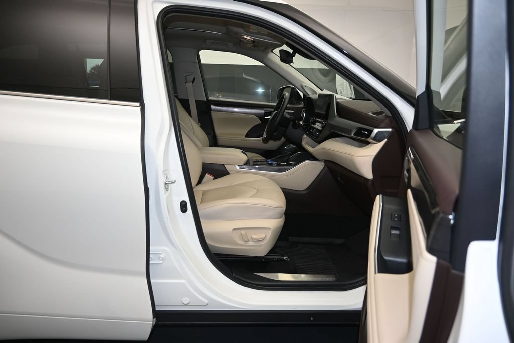 Used 2022 Toyota Highlander Platinum FWD image 29