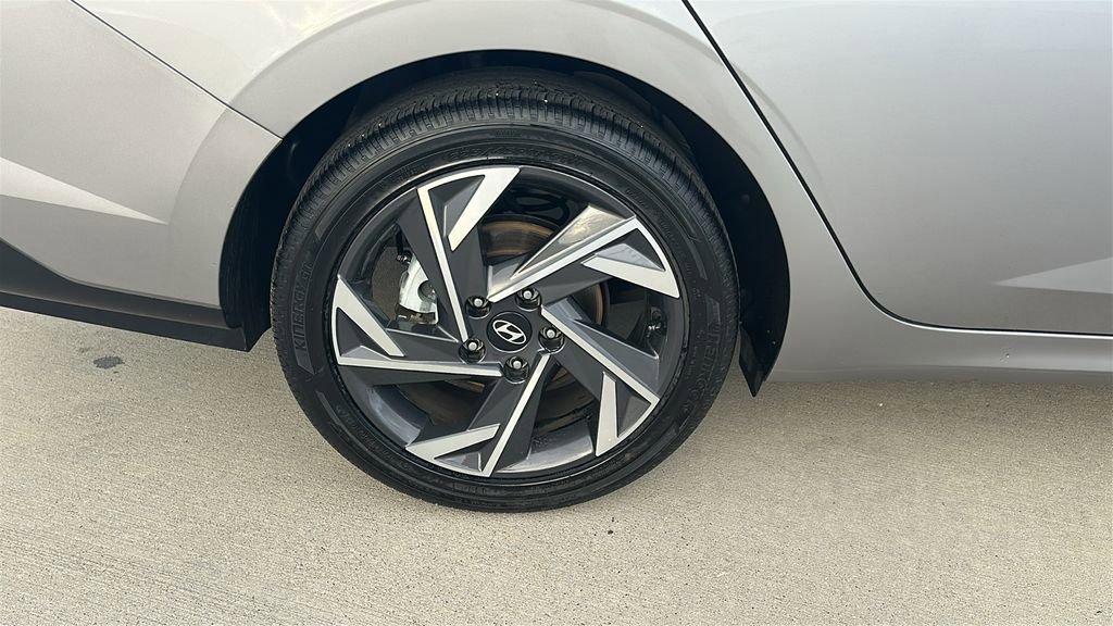 Certified 2025 Hyundai Elantra Limited FWD image 17