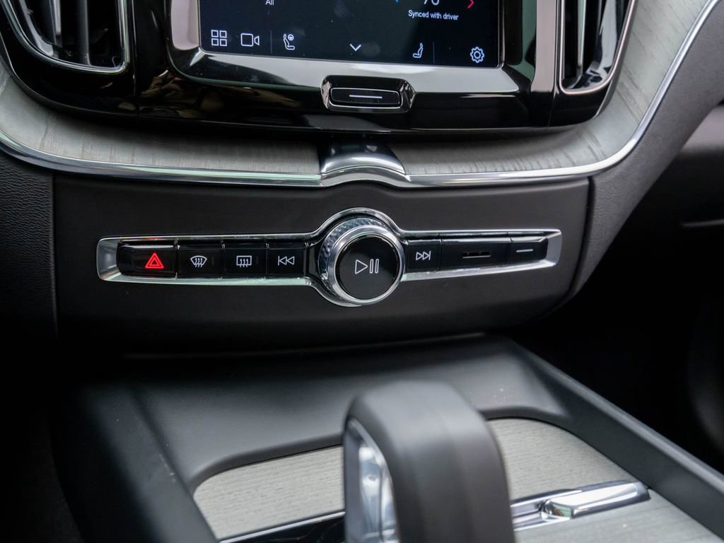 Used 2025 Volvo XC60 B5 Plus image 25