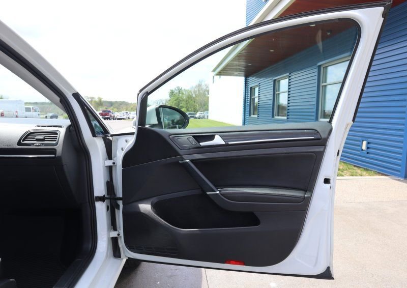 Used 2018 Volkswagen Golf SEL image 23