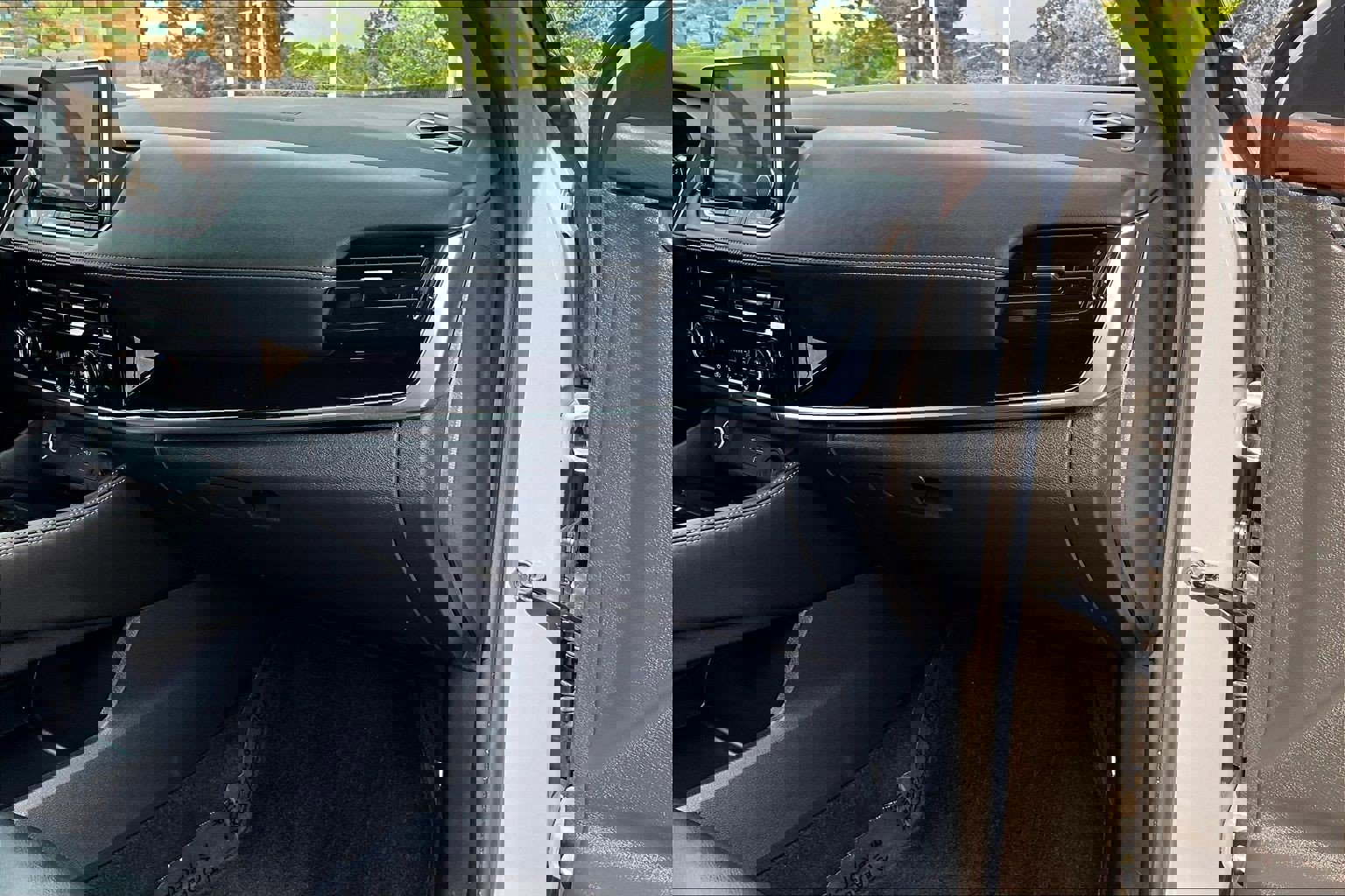 Used 2023 Nissan Rogue SL AWD/4WD image 16