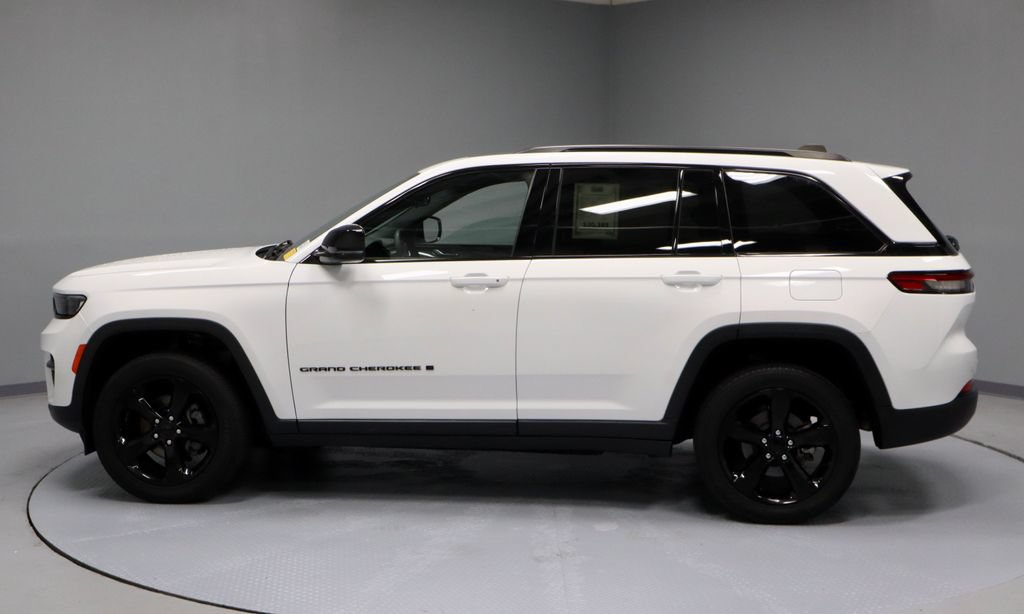 Used 2023 Jeep Grand Cherokee Altitude AWD/4WD image 9