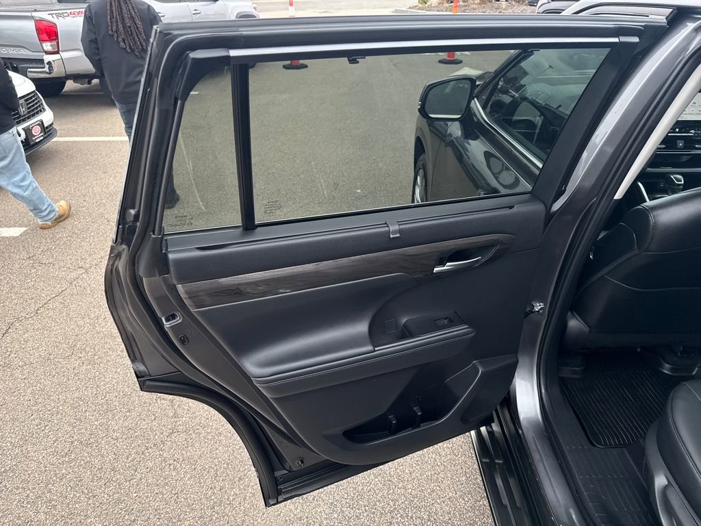 Used 2023 Toyota Highlander Platinum AWD/4WD image 42