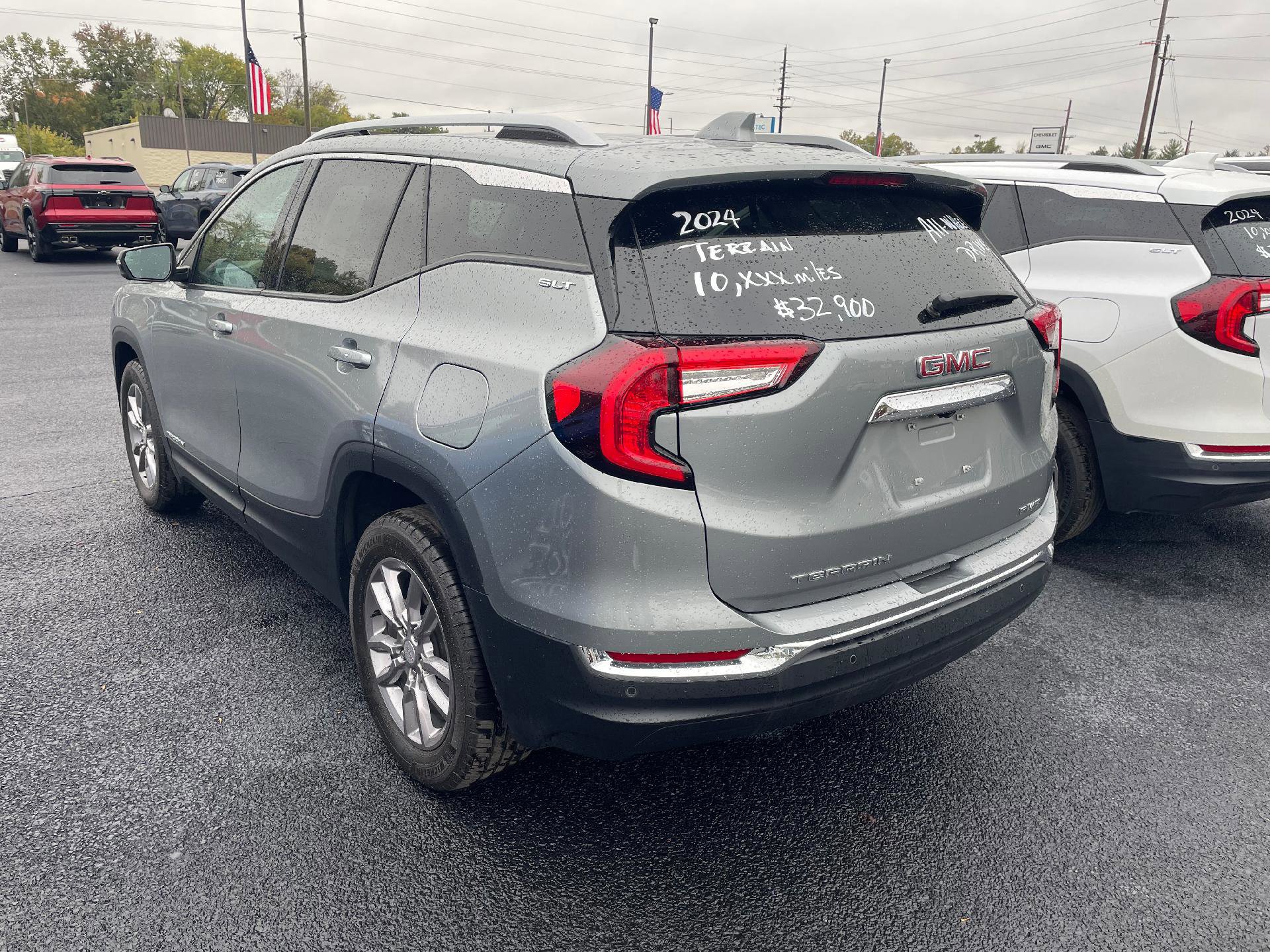 Used 2024 GMC Terrain SLT w/ Infotainment Package II image 2