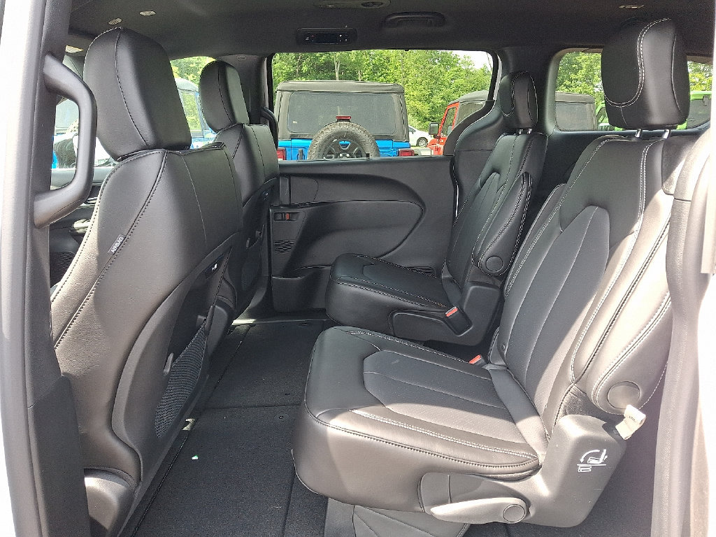 New 2027 Chrysler Pacifica Select AWD/4WD image 7