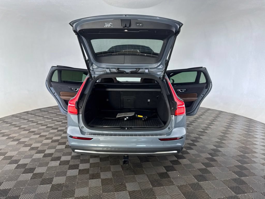 Used 2023 Volvo V60 B5 Cross Country Ultimate AWD/4WD image 19