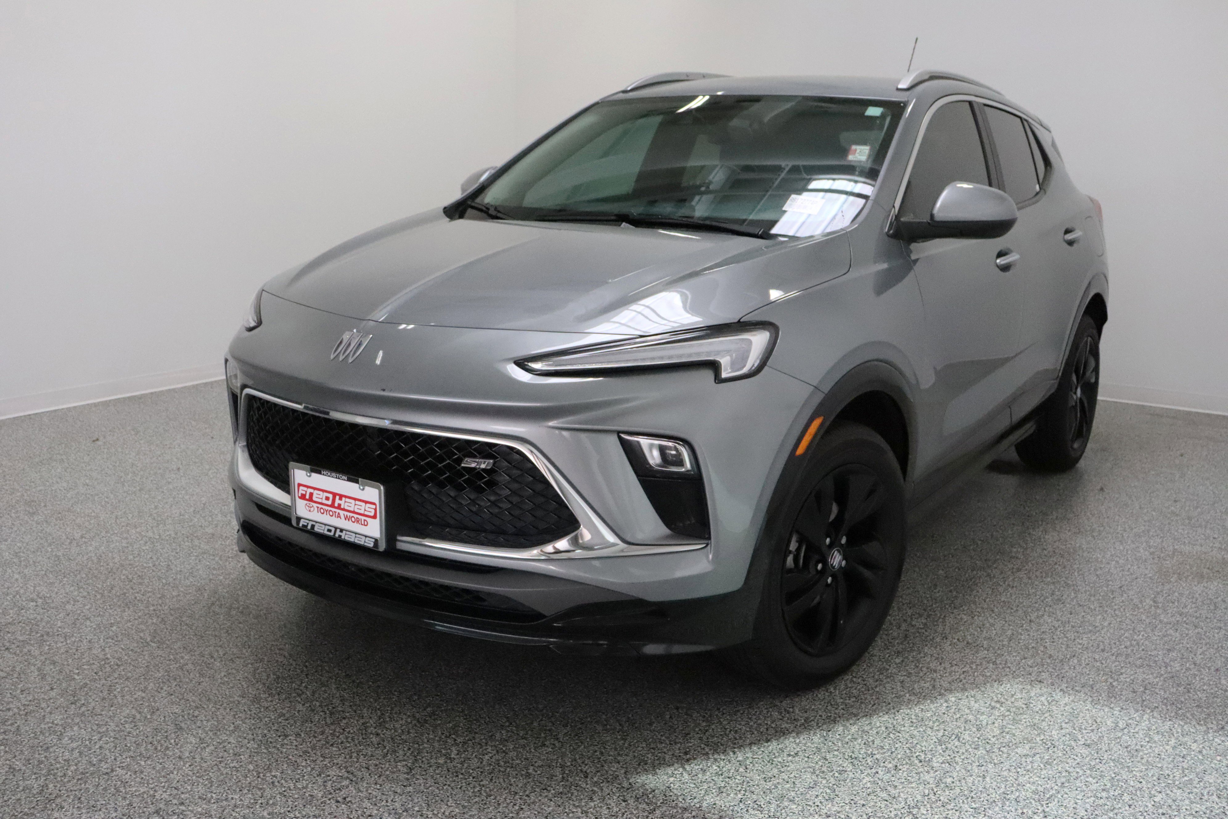 Used 2024 Buick Encore GX Sport Touring image 2