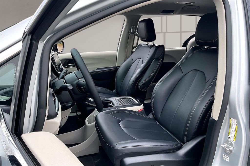 Used 2024 Chrysler Pacifica Touring-L image 21