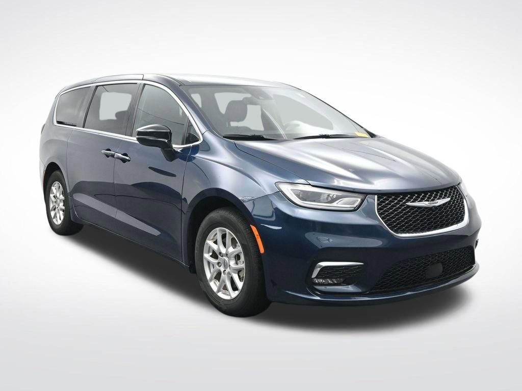 Used 2025 Chrysler Pacifica Select image 3