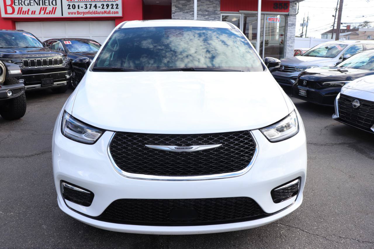 Used 2026 Chrysler Pacifica Limited FWD image 8