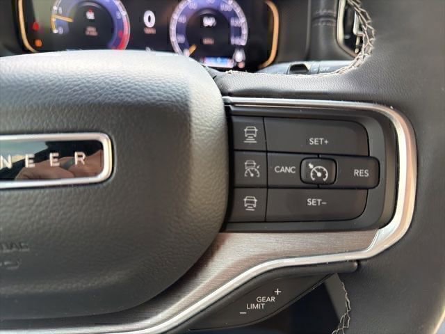 Used 2025 Jeep Wagoneer 4WD image 16