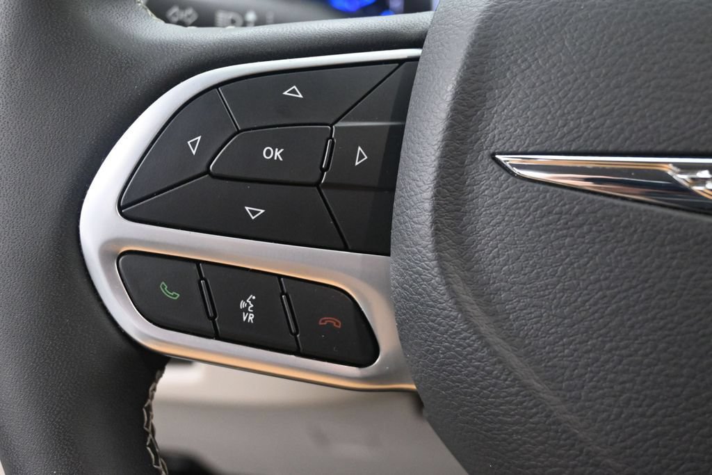 Used 2023 Chrysler Pacifica Touring-L AWD/4WD image 36
