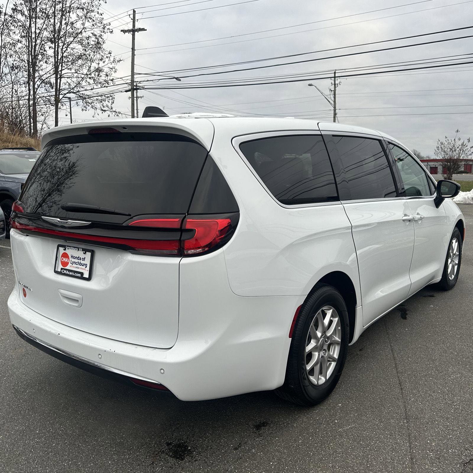 Used 2024 Chrysler Pacifica Touring-L image 5