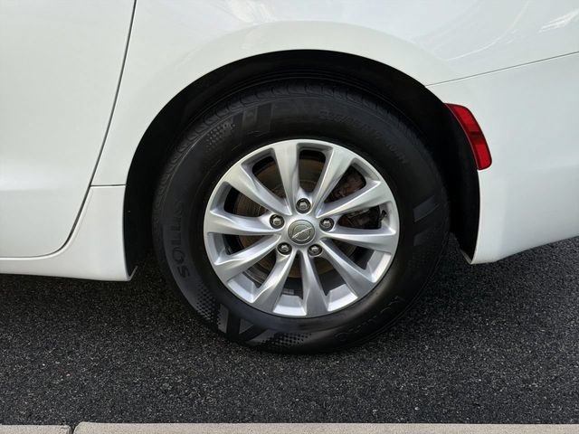 Used 2017 Chrysler Pacifica Touring w/ Tire & Wheel Group FWD image 11