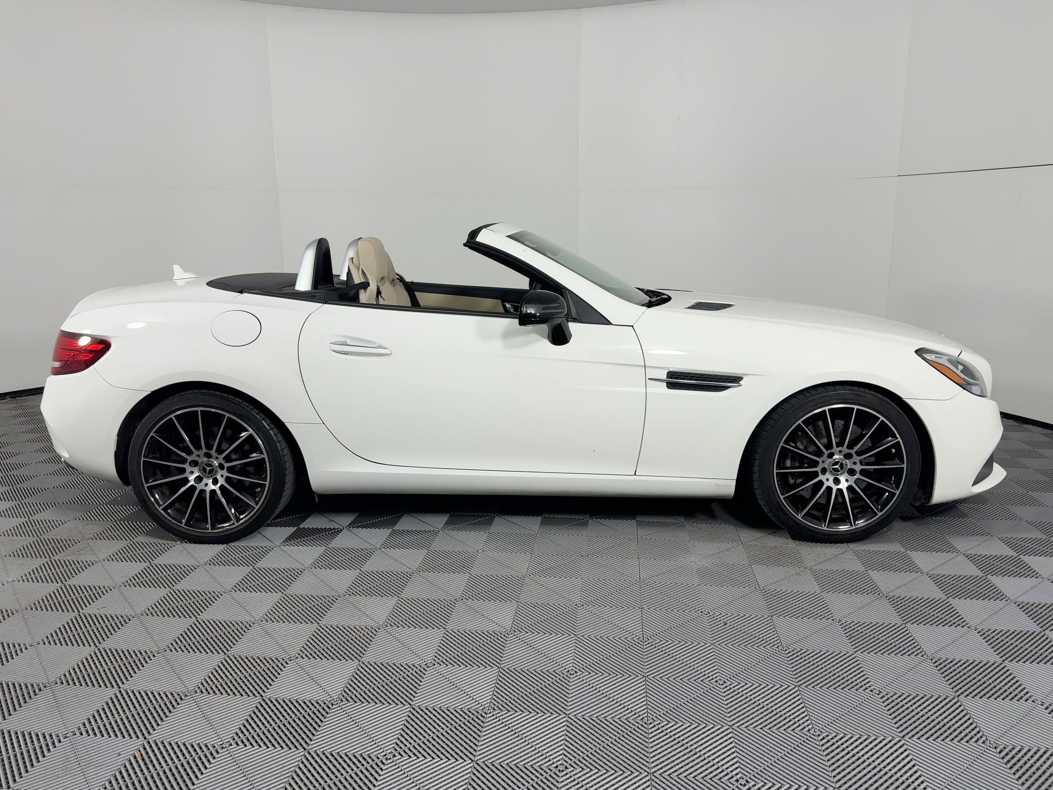 Used 2020 Mercedes-Benz SLC 300 image 7