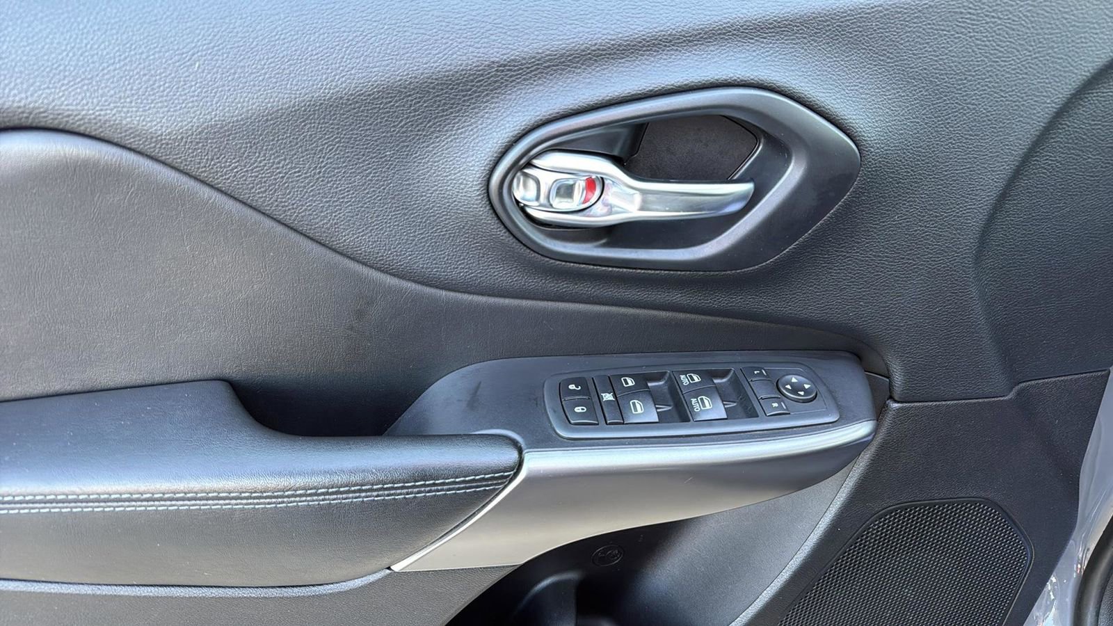 Used 2020 Jeep Cherokee Latitude Plus image 12