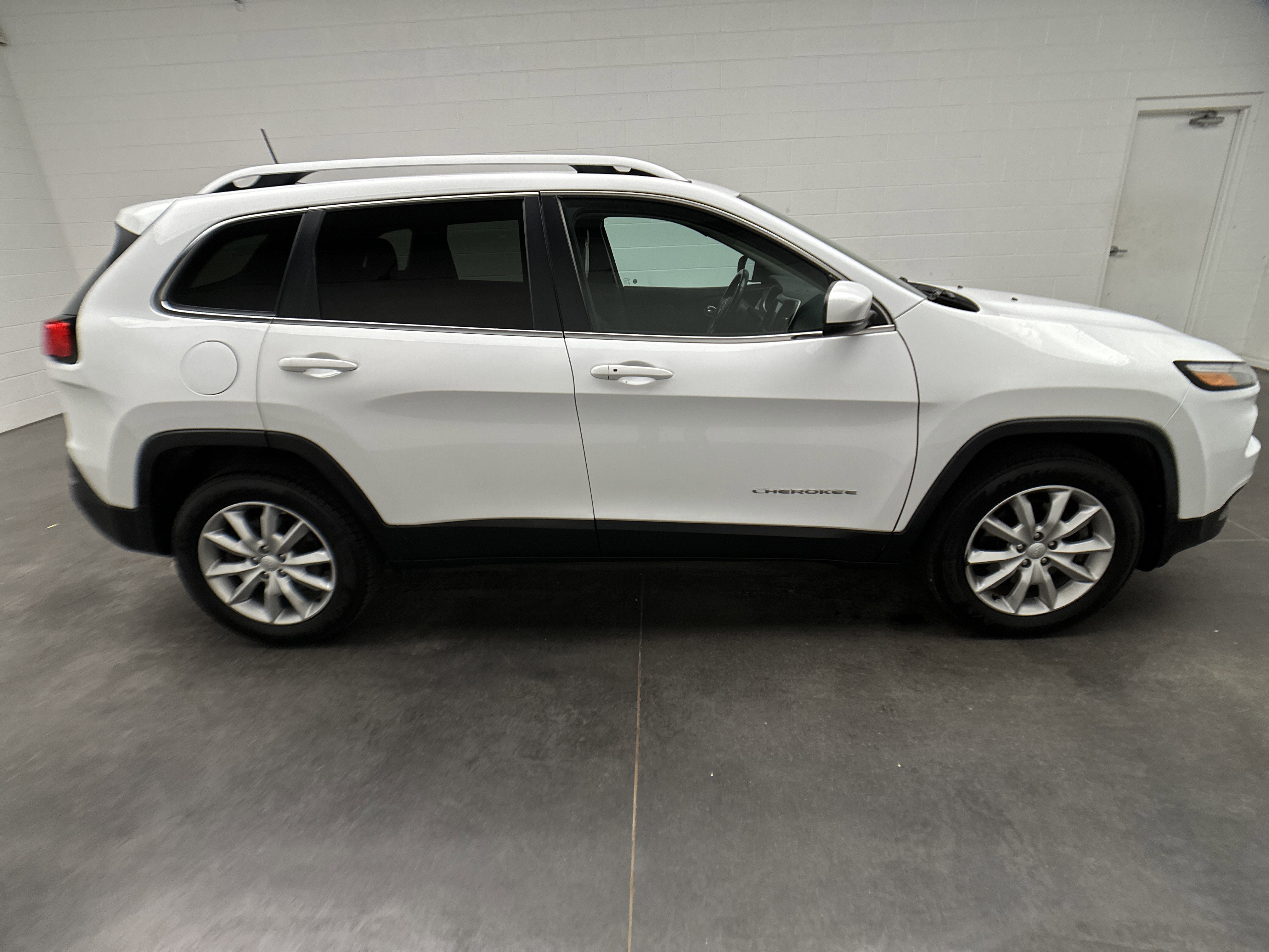 Used 2018 Jeep Cherokee Limited image 38
