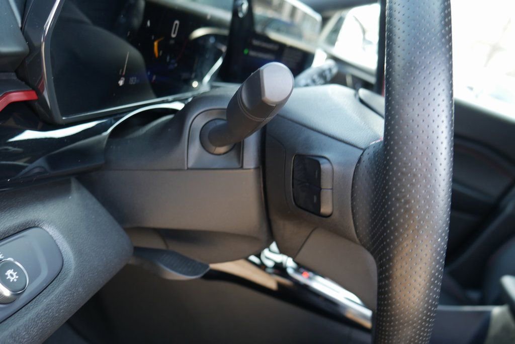 Used 2025 Chevrolet Trax RS image 11