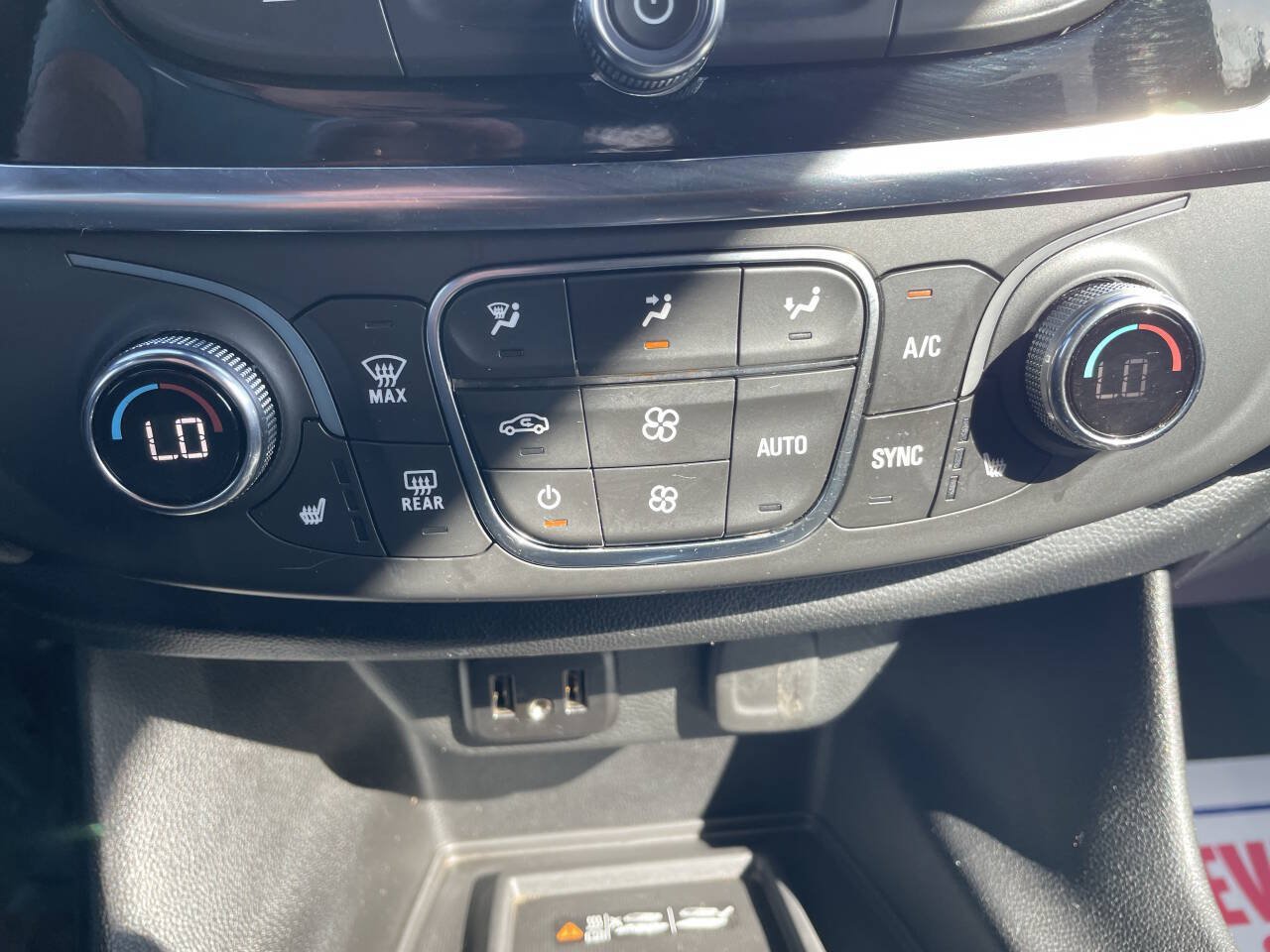 Used 2023 Chevrolet Traverse LT FWD image 25