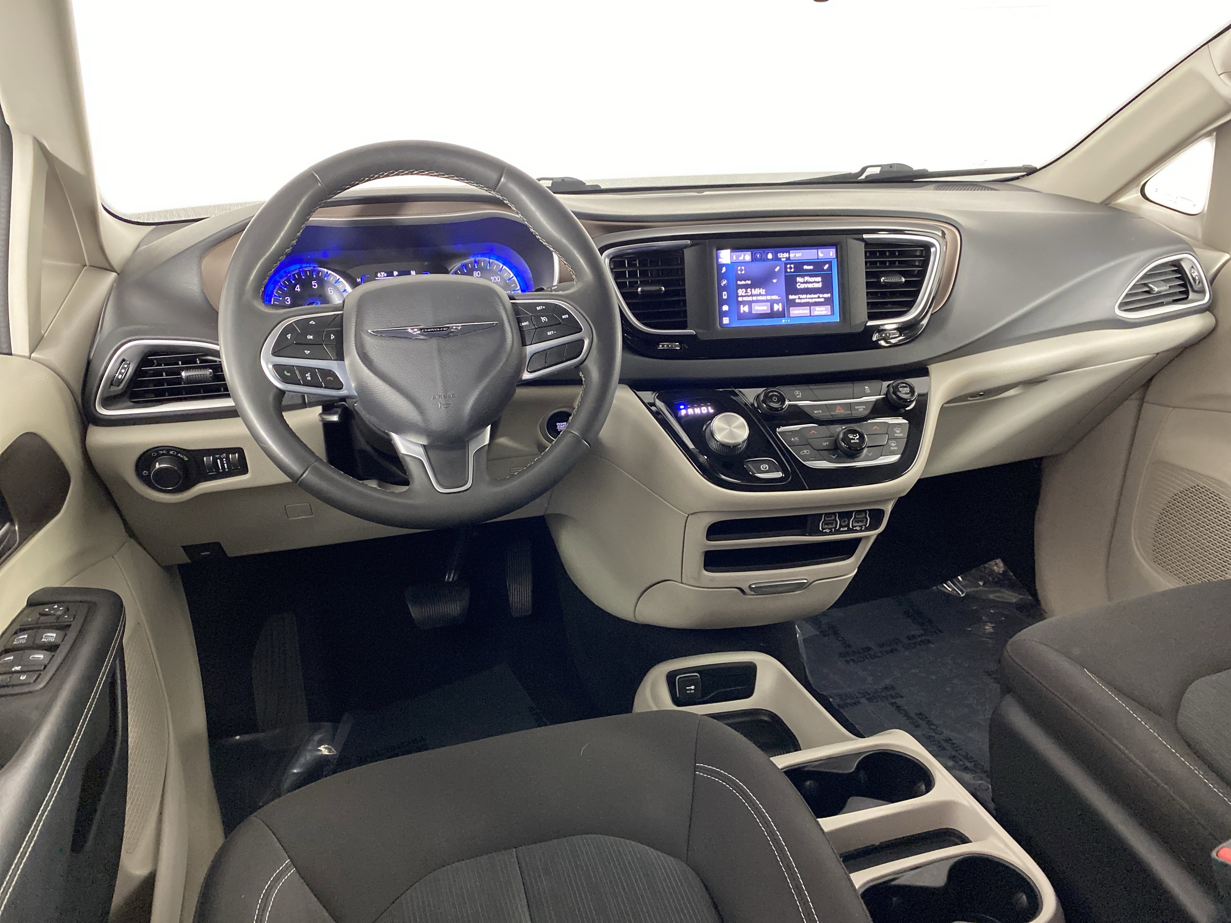 Used 2023 Chrysler Voyager LX image 18