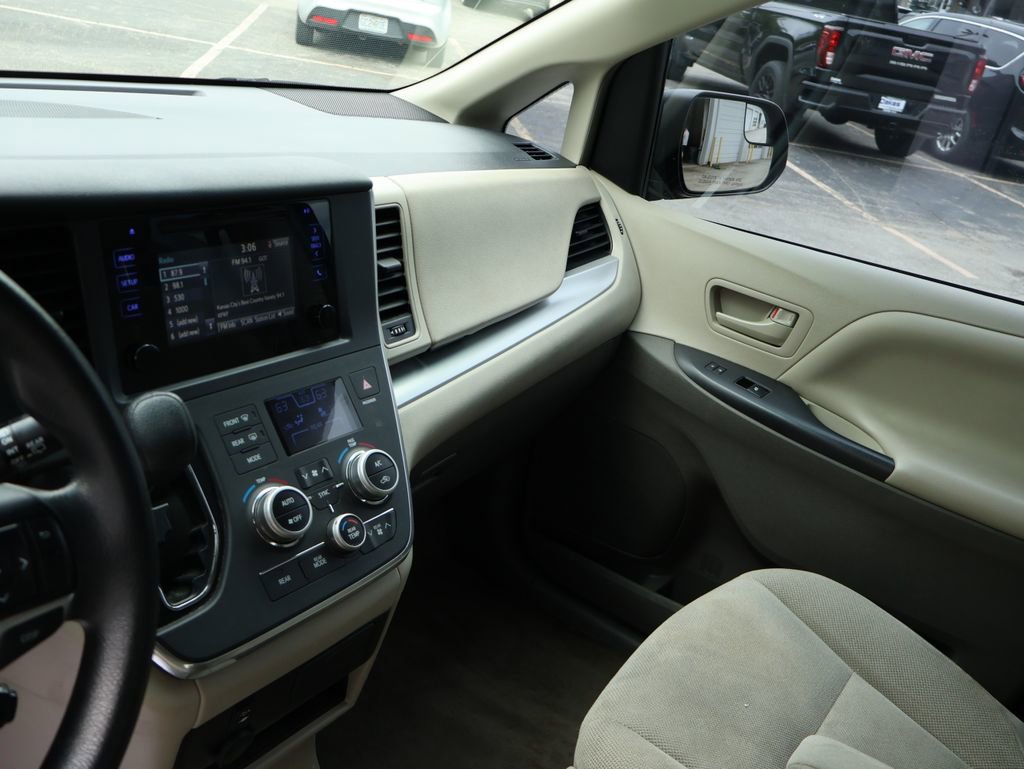 Used 2017 Toyota Sienna L FWD image 24