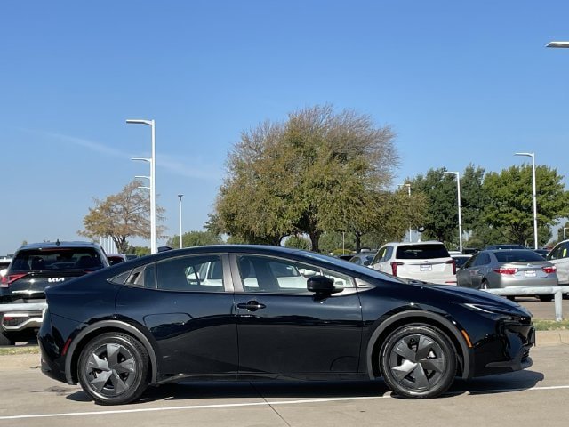 Used 2025 Toyota Prius LE FWD image 3