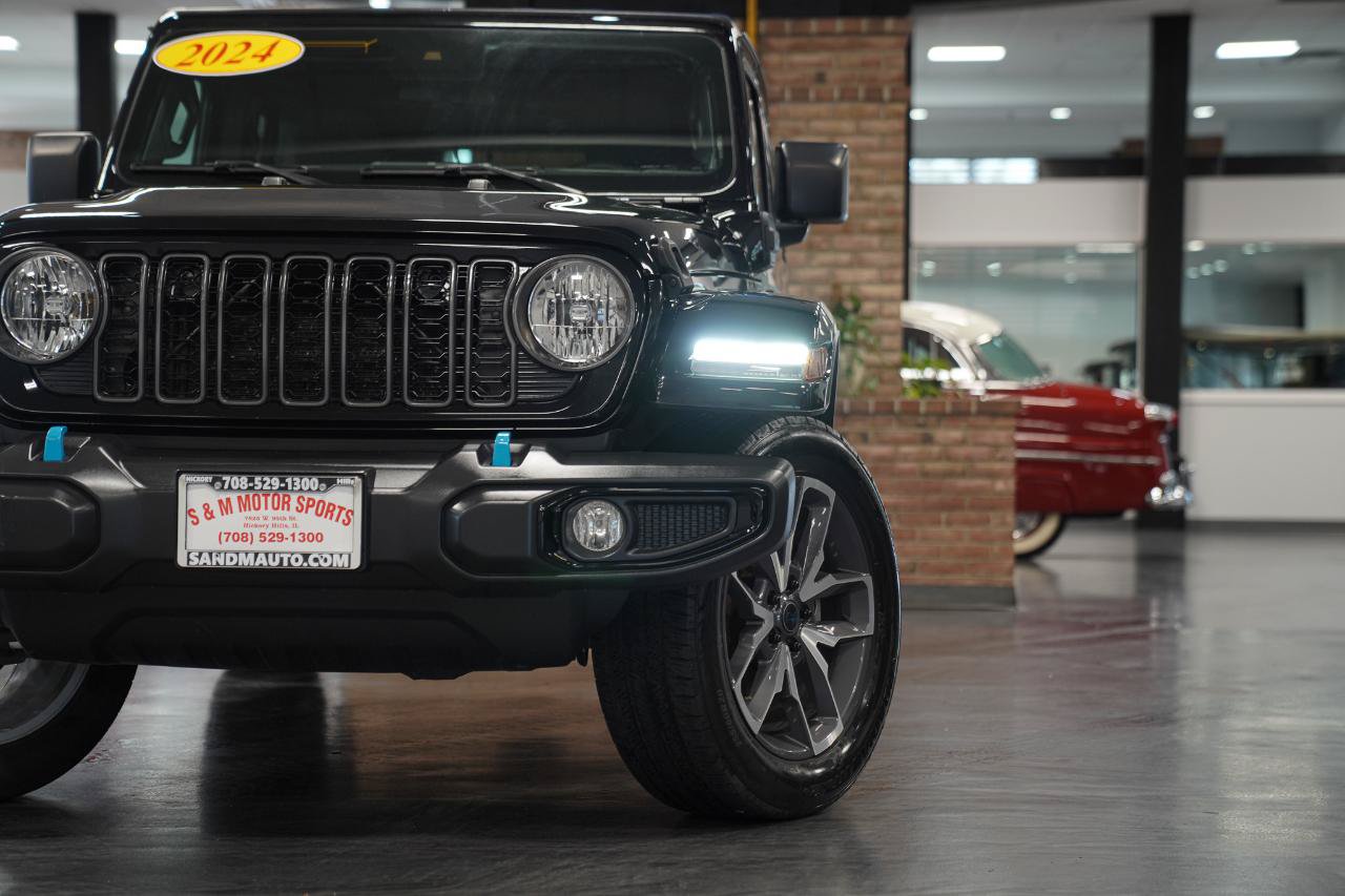 Used 2024 Jeep Wrangler Unlimited w/ Convenience Group AWD/4WD image 2