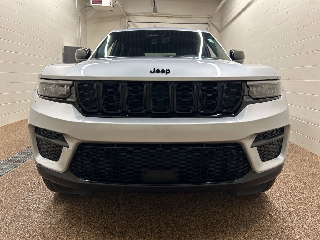 Used 2025 Jeep Grand Cherokee Altitude AWD/4WD image 6
