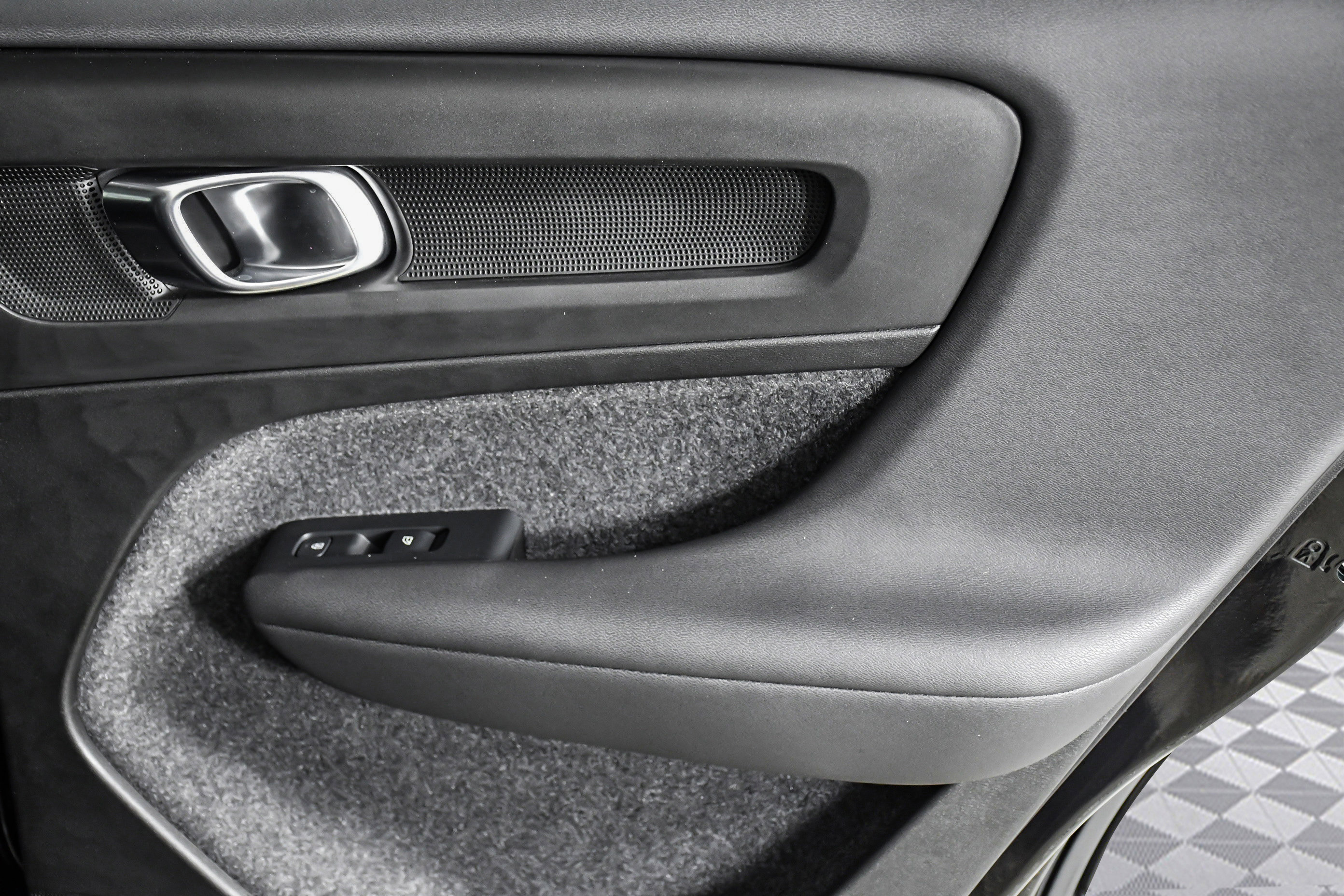 Used 2025 Volvo XC40 B5 Plus image 26