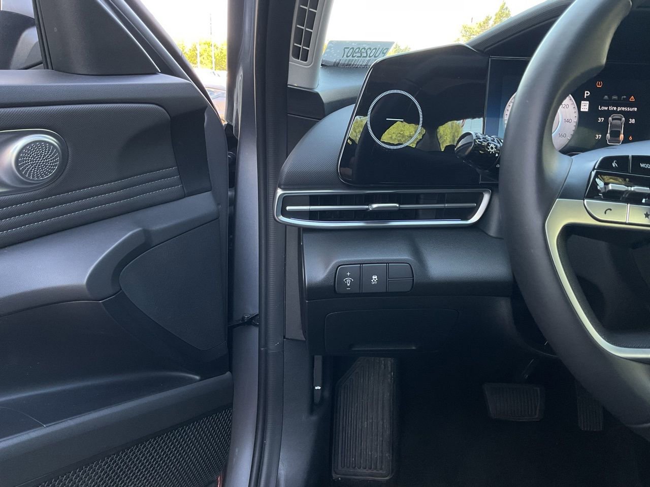 Used 2025 Hyundai Elantra SEL image 27