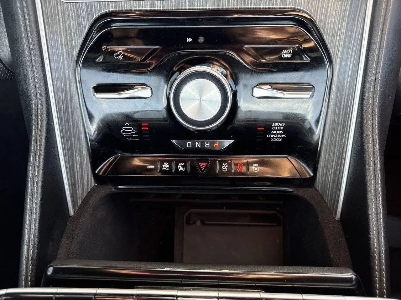 Used 2024 Jeep Wagoneer L Series III AWD/4WD image 20