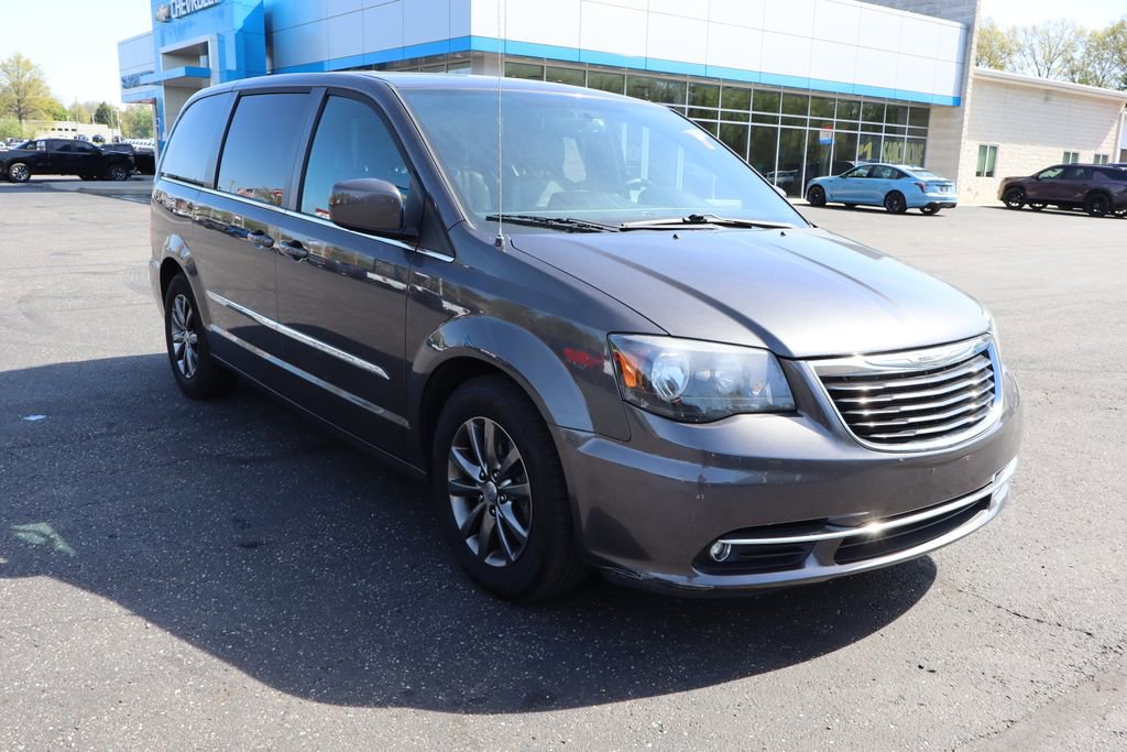Used 2015 Chrysler Town & Country S w/ Driver Convenience Group FWD image 2