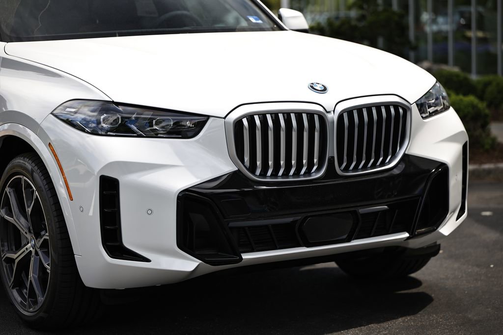 New 2026 BMW X5 xDrive50e w/ M Sport Package image 2