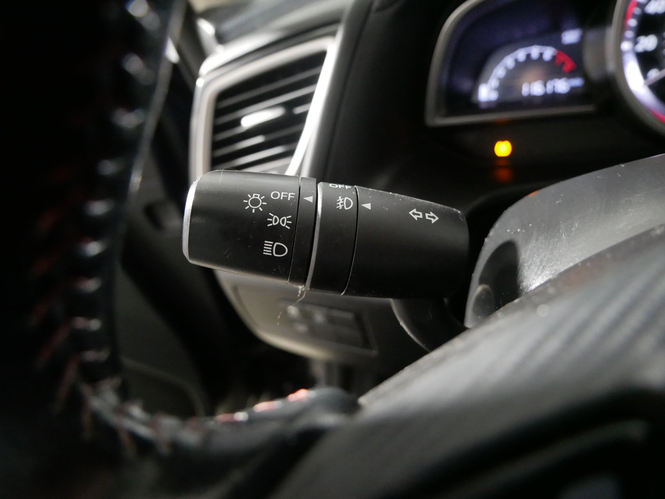 Used 2015 MAZDA MAZDA3 i Touring image 32