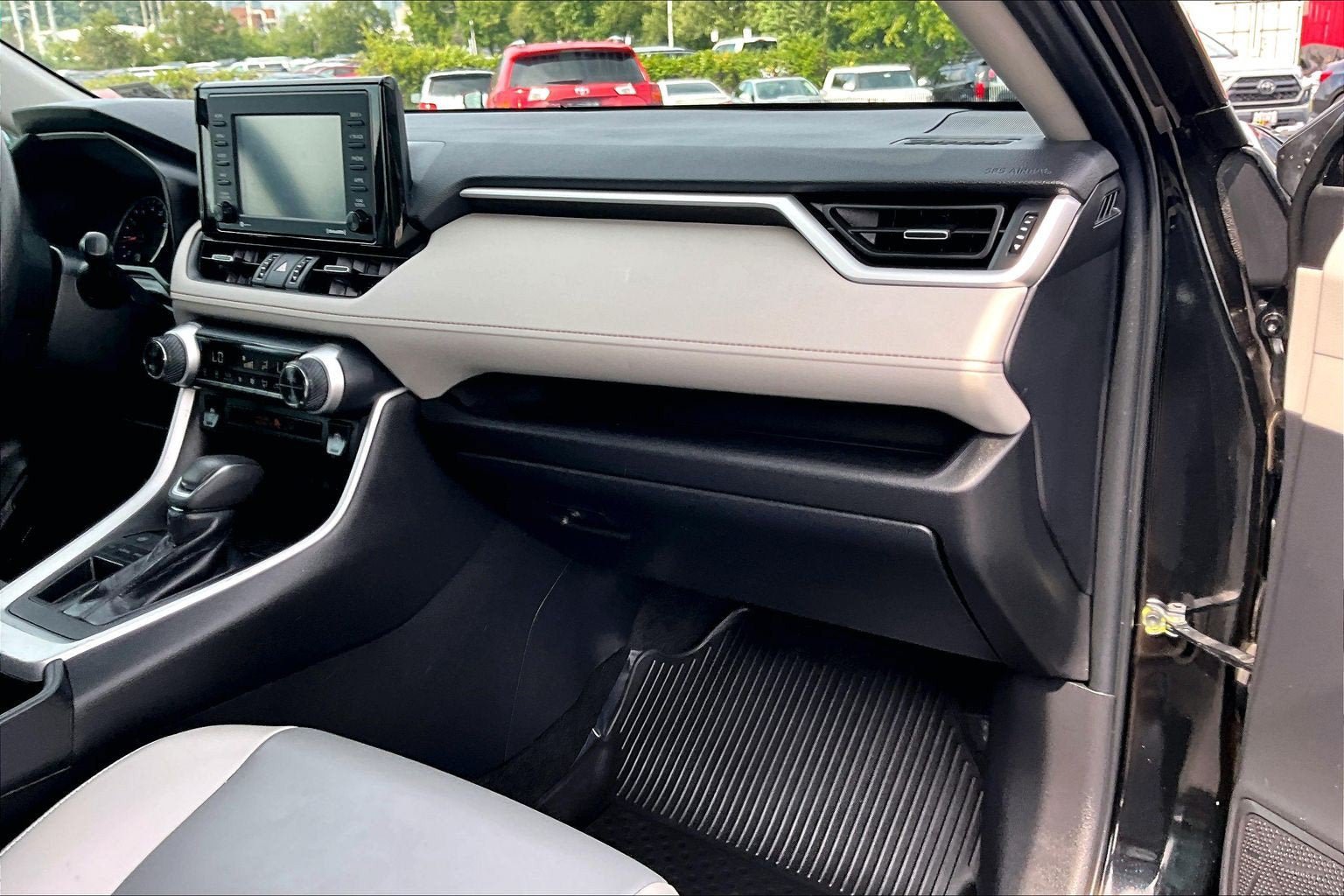 Used 2022 Toyota RAV4 XLE Premium FWD image 15