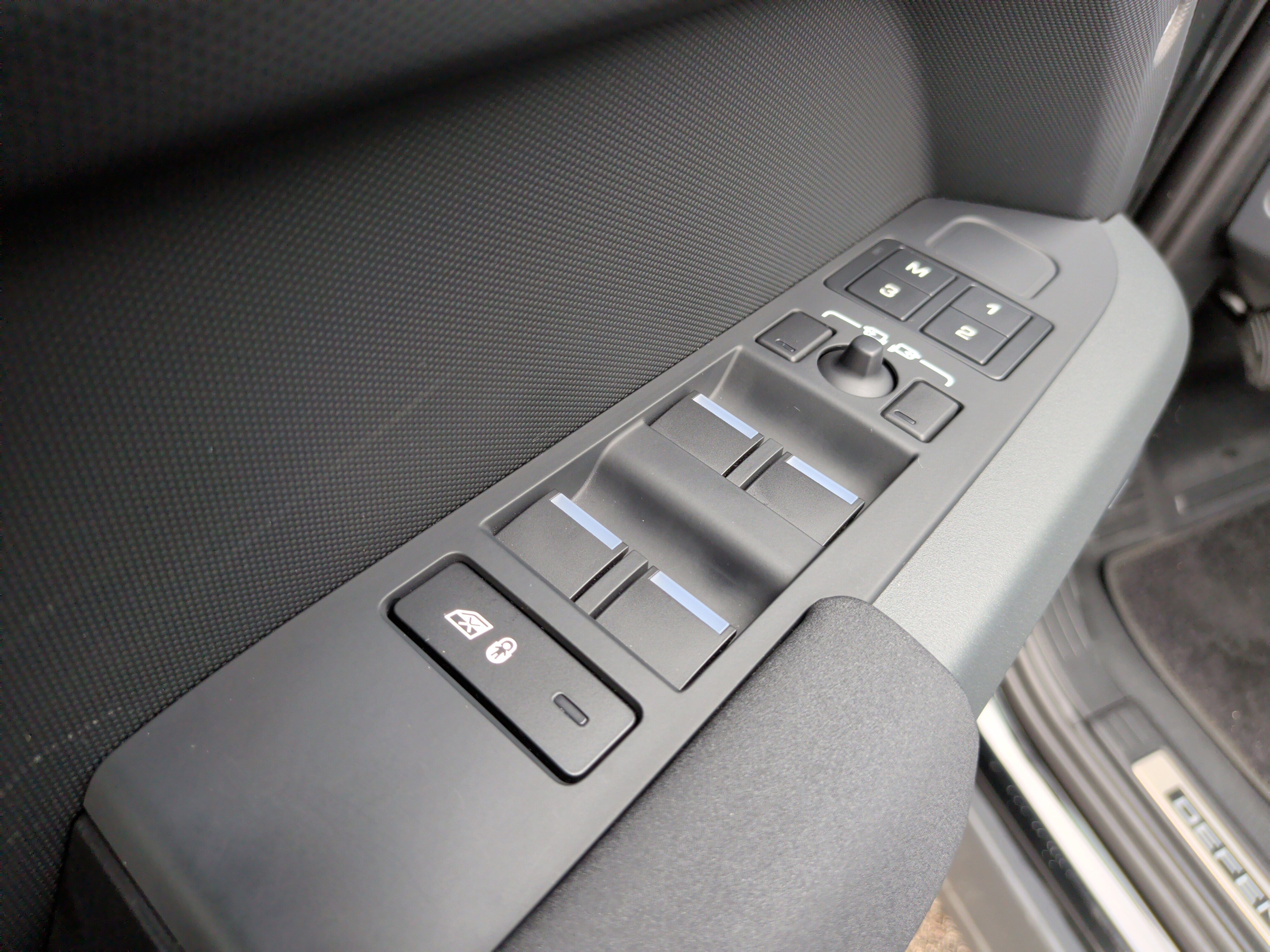 Used 2023 Land Rover Defender 110 X-Dynamic SE image 32