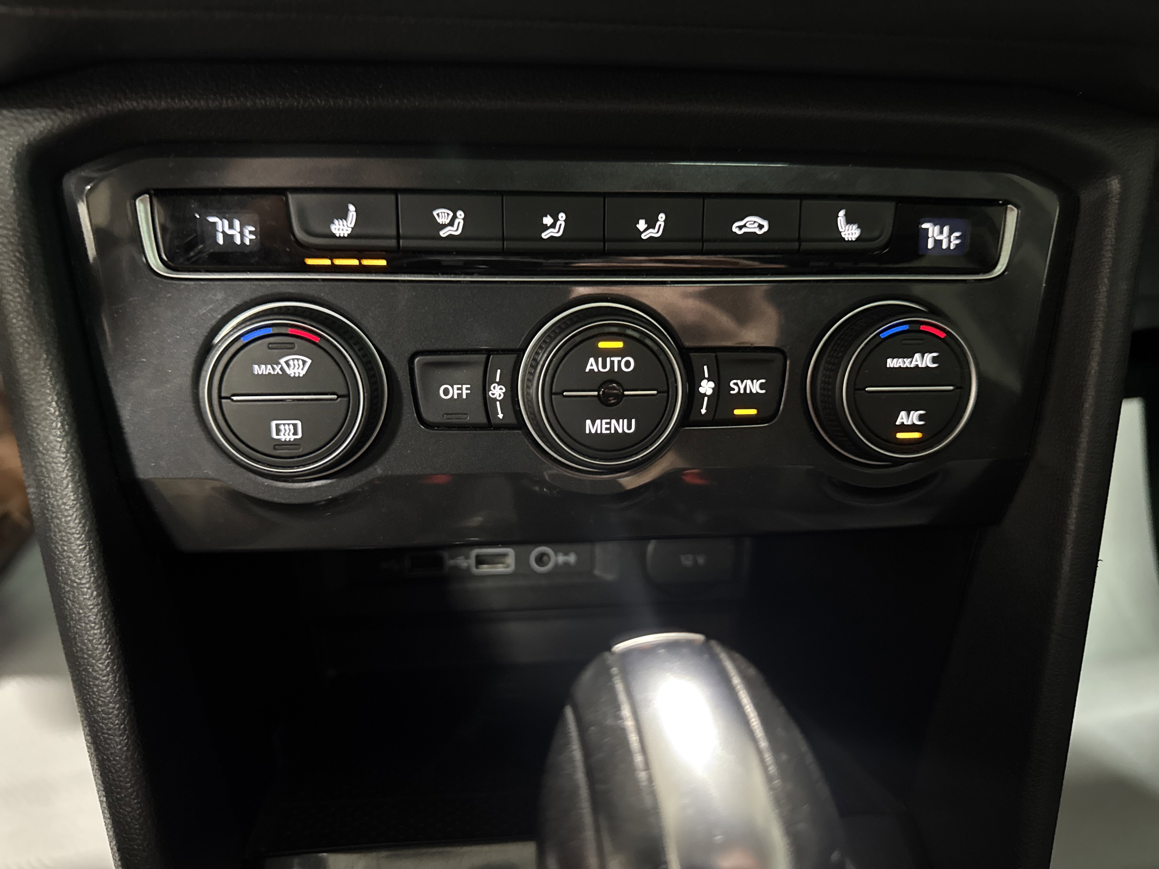 Used 2020 Volkswagen Tiguan SE w/ Panoramic Sunroof Package image 17