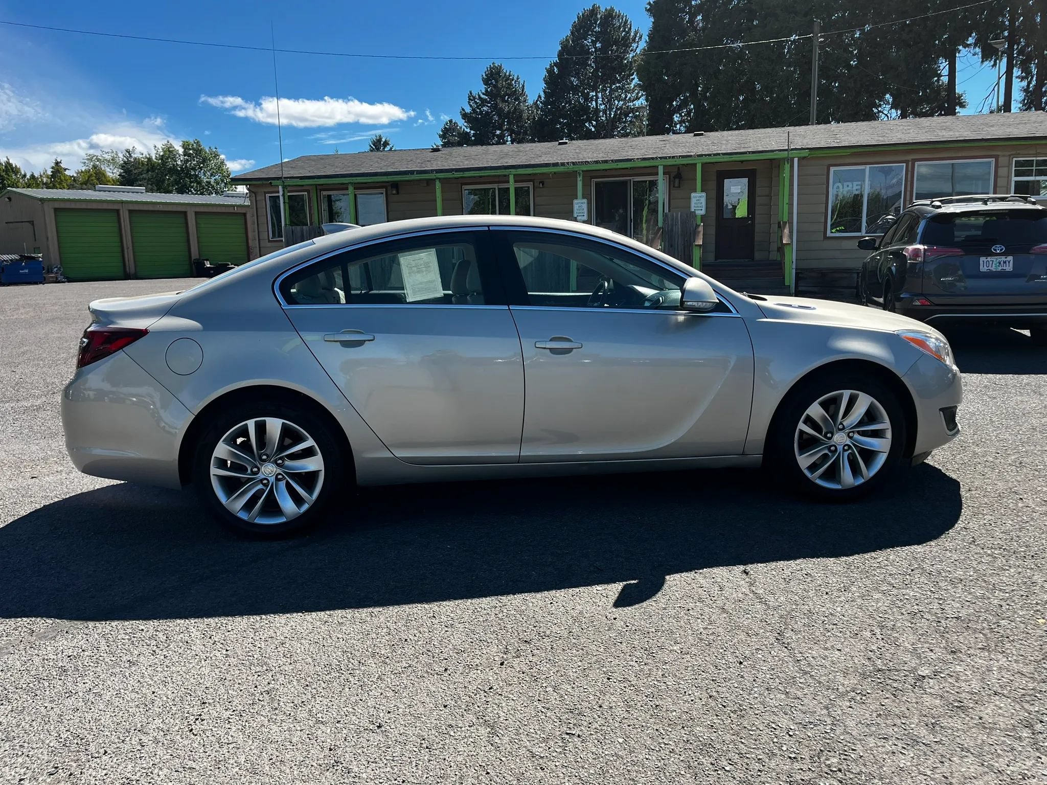 Used 2016 Buick Regal FWD image 2