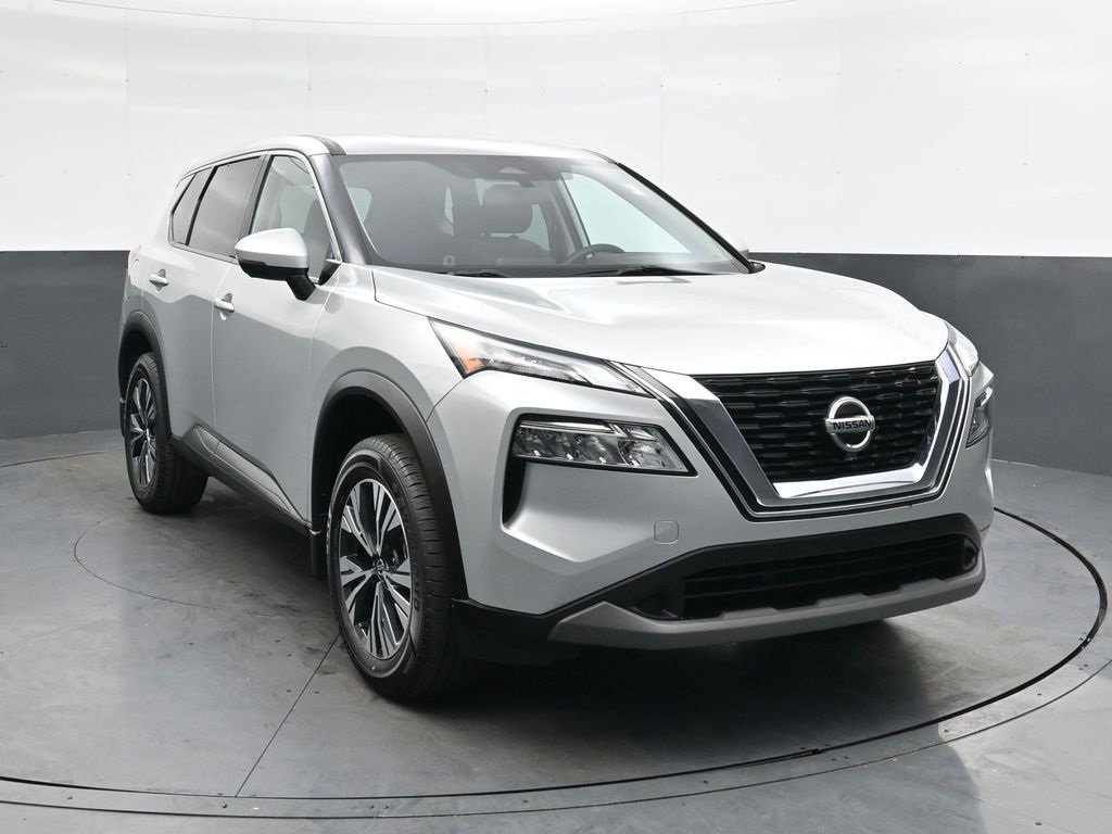 Used 2021 Nissan Rogue SV image 2